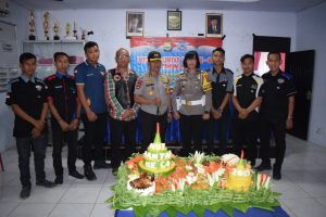 Kapolres Barru Akbp.Dr.H.Burhaman.SH.MH, Potong Tumpeng di HUT Lalu Lintas Ke 64 Polres Barru.