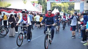 Berita Foto: Gubernur Sulsel Bersama Kapolda Sulsel Ikuti Giat Sepeda Santai Rangkaian HUT Polantas Ke 64 di Makassar