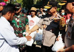 Kapolda Sulsel, Irjen Pol Mas Guntur Laupe Jemput Pengungsi Korban Kerusuhan Wamena Asal  Sulsel di Lanud Sultan Hasanuddin Makassar