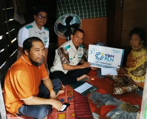 PLN UP3 Parepare Bersama LAZISMU Parepare Serahkan Rumah Untuk Ibu Nursaidah Warga Tuna Wisma
