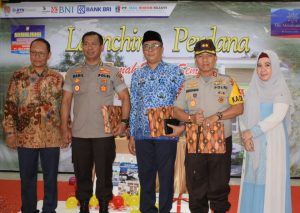 Kapolres Barru Akbp.Dr.H.Burhaman.SH.MH, Dampingi Karo SDM Polda Sulsel Kombes Pol Yohanes Ragis HS,.S.I.K.,M.HUM, Dalam acara Lounching Perdana Rumah.