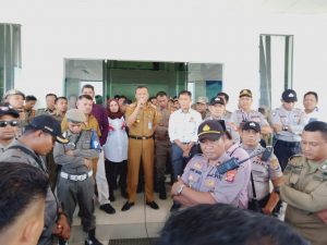 Sekda Buton Ir. La ode Zilfar Djafar M, si Temui Mahasiswa Aksi Demo Didepan Kantor Bupati Buton