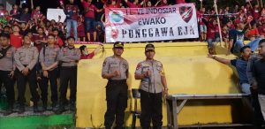 Kapolres Barru, AKBP DR.H.Burhaman, SH, MH Bersama Kasat Sabhara Dan Personil 2 SST Ton Dalmas PAM Sepakbola Di Stadion Mattoanging Makassar