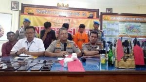 Polisi Amankan Puluhan Oknum Suporter dan Belasan Molotov Pasca Kericuhan di Stadion Mandala Krida