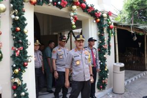 Kapolda Sulsel Irjen Pol Mas Guntur Laupe Bersama Kapolrestabes Makassar Pantau Gereja Jelang Natal