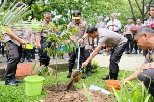 Polisi Peduli Lingkungan, Saat Kunker Di Polda Sulsel, Kapolri Didampingi Kapolda Sulsel Tanam Pohon Eboni