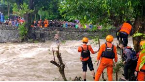Aksi Heroik Anggota  Brimob Polda Sulsel Selamatkan Warga Terjebak Banjir di Barru