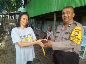 Inilah Kepedulian Bhabinkamtibmas, Warga Berikan Penghargaan Seekor Ayam Kepada Aiptu Indrawan