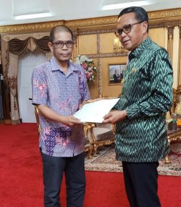 Gubernur Sulsel Prof DR.Nurdin Abdullah Serahkan SK PLT Kadis Kominfo  di Rumah Jabatan