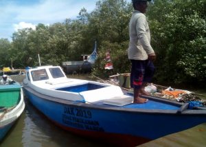 Waduh, Kapal Bantuan Kelompok Tani Nelayan Dari Dinas Perikanan Maros Sudah Pecah Kacanya