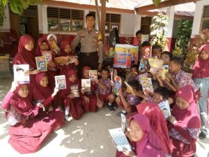 Bhabinkamtibmas Desa Mattombong dan Desa Massulowalie Polsek Mattiro Sompe Bripka Safiuddin Yambi Perpustakaan Keliling