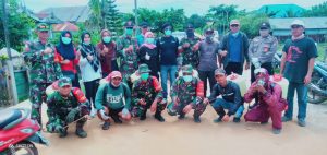 Cegah Covid-19, Koramil 1417-05/Tinanggea Gelar Penyemprotan Disinfektan Bersama Pemerintah Desa Akuni