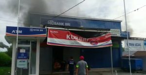 Kapolda Sulteng Pimpin Press Release  Pelemparan Bom Molotov di Bank BRI Unit Ampana, Ini Penjelasannya