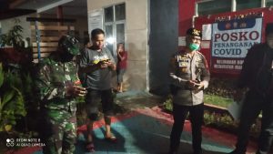 Kapolsek Manggala Pimpin Personil Berikan Pengaman Aksi Warga RW 8 Borong Yang Kembalikan Sembako Dikantor Lurah