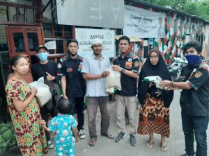 Jelang Lebaran, Gerakan Mahasiswa Laskar Merah Putih GEMA LMP SUL-SEL Bakti Sosial Ke Nelayan Makassar Serahkan Bantuan Sembako