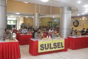 Bahas Penanganan Covid 19, Kapolda Sulsel didampingi Wakapolda Sulsel Vicon Dengan  KABAHARKAM POLRI.