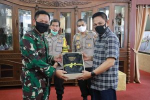 Kapolda Sulsel Terima Bantuan Almatkes Covid-19 Dari Sekjen Kemhan Marsekal Madya TNI Donny Ermawan