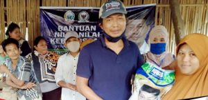 Anggota DPRD Sulsel Fraksi PAN Syamsuddin Karlos Bagikan 400 Paket Sembako Kepada Warga Jeneponto Terdampak Covid 19