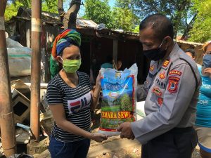 Direktorat Samapta Polda Sulsel Bagikan Bantuan Beras Untuk Warga Dari Kapolri