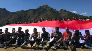 Jelajah Merah Putih, Jelang 17 Agustus, Polres Maros Dan Kodim 1422 Maros Bentangkan Bendera Merah Putih Di Puncak Bara