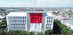 PLN UIW Sulselrabar Bentangkan Merah Putih di Gedung Kantor, PLN Nyalakan Serentak Listrik Gratis