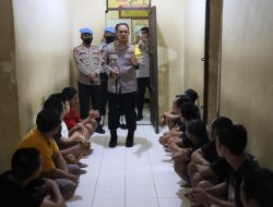 Beri Motivasi ke Tahanan,  Kapolres Palopo Ingatkan Jaga Shalat 5 Waktu