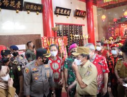 Walikota Makassar Bersama Kapolres AKBP Yudi Frianto Sambangi Kelenteng Pantau Pelaksanaan Ibadah Imlek 2573