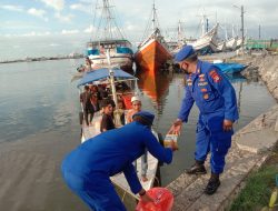 Satpolair Polres Pelabuhan Makassar Bagi- bagi Takjil pada Nelayan di Pelabuhan Paotere