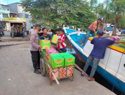 Aksi Peduli, Unit Binmas Polsek Paotere Membantu Penyaluran Sembako ke Masyarakat Pulau