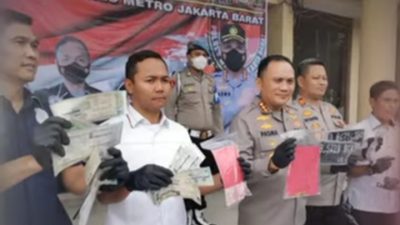 Kapolres Bersama Kasatreskrim Polres Metro Jakarta Barat Relis Penangkapan Lima Pelaku Penipuan Sepeda Motor Dibawah Umur