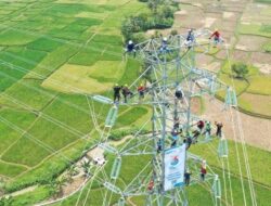 Hari Listrik Nasional ke-76, PLN Pasang Banner di Atas Ketinggian Tower Transmisi SUTT