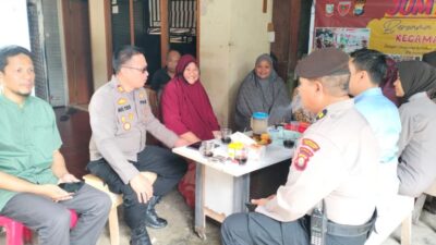 Jumat Curhat, Kapolsek Rappocini Sapa Dan Terima Aspirasi Warga Di Jalan Kepala Tiga Makassar