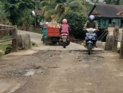 Warga Dusun Kampala Minta Jembatan Sungai Kampala Rusak Parah Segara diperbaiki.