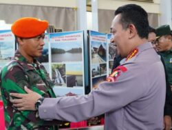 Kapolri Beri Apresiasi ke  Anggota TNI Yang Kawal Tandu Sampai Berputar Saat Evakuasi Kapolda Jambi Di Hutan Kerinci