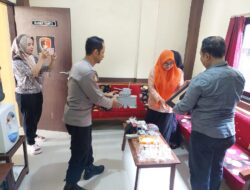 Kasat Tahti Polres Maros Serahkan Hasil Kerajinan Tangan para Tahanan