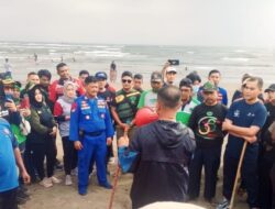 Peduli Lingkungan, Kapolres Lhokseumawe AKBP Henki Ismanto Kerahkan Personel Pol-Airud Bersihkan Pantai Ujung Blang