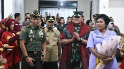 Kunker Di Sulsel, Panglima TNI Bersama Ibu Disambut Pangdam XIV Hasanuddin Bersama Gubernur Sulsel 