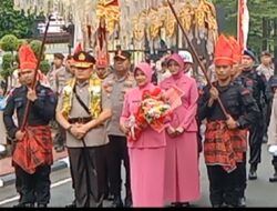 Kapolda Sulsel yang Baru Disambut Tradisi Angngaru dan Tari Padduppa