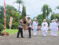 Komjen Pol Nana Sudjana serahkan Pataka Pallawa Lipu Polda Sulsel ke Irjen Setyo Boedi Moempoeni