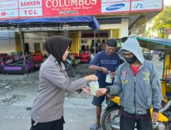 Berbagi di Bulan Ramadhan, Personel Polres Gowa Bagi-Bagi Takjil Ke Pengendara 