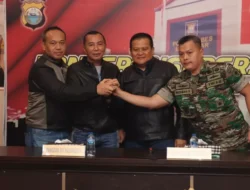 Kapolda Sulsel Bersama   Pangdam XIV Hsn Gelar Konferensi Pers Terkait Ada Dugaan OTK Rusak Fasilitas Polisi di Makassar
