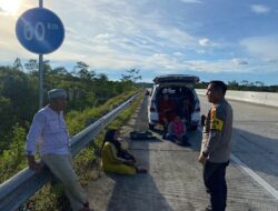 Polisi Peduli, Kapolresta Balikpapan Bantu Warga Samarinda yang Alami Pecah Ban di Tol Usai Liburan ke Pantai Manggar