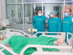 Setelah Kunjungan Ke Jeneponto, Kapolda Sulsel Ke RS Bhayangkara Besuk Personel Polres Jeneponto Terkena Tembakan