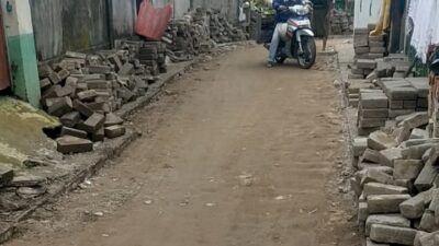 Mau Dijadikan Longwis, Warga Borong  Protes Jalan Lorong Dibongkar Dari Paving Blok Diganti Tegel Keramik, Bagaimana Kualitasnya !