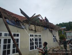 Angin Kencang Terjang Rumah Warga, Babinsa Kolaka Sigap Bantu Warganya