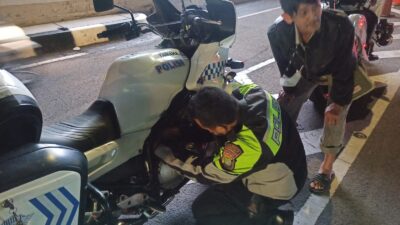 Aksi Heroik Polantas Bandara Soetta Sigap Bantu Pengendara Motor Kehabisan Bensin di Lintasan VVIP, Warga : Terima Kasih Pak Polisi !