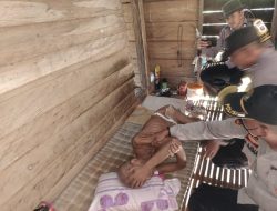 Kapolsek Kabaena Bersama Personil Evakuasi Masyarakat Yang sedang Mengalami Sakit Dihutan Ke Puskesmas