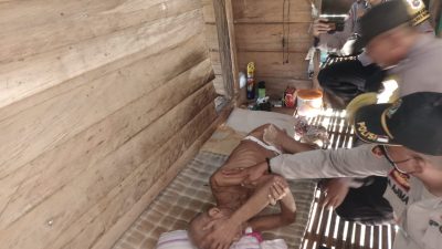 Kapolsek Kabaena Bersama Personil Evakuasi Masyarakat Yang sedang Mengalami Sakit Dihutan Ke Puskesmas