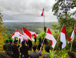 Maknai HUT Kemerdekaan, Batalyon C Pelopor Kibarkan Merah Putih Di Puncak Gunung Lampoko