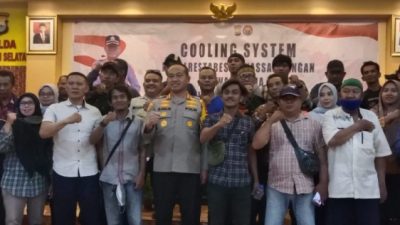 Jalin Sinergitas Menjelang Pemilu 2024,  Kapolrestabes Makassar Bersama Awak Media Terapkan Cooling system